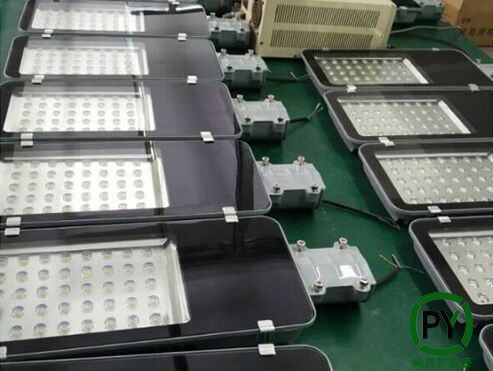 保定路燈廠家:燈珠越多太陽能路燈頭就越亮嗎